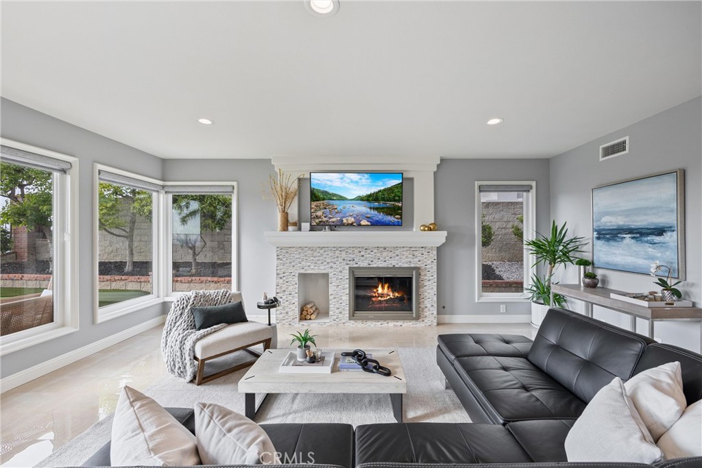 4021 E Regency Avenue