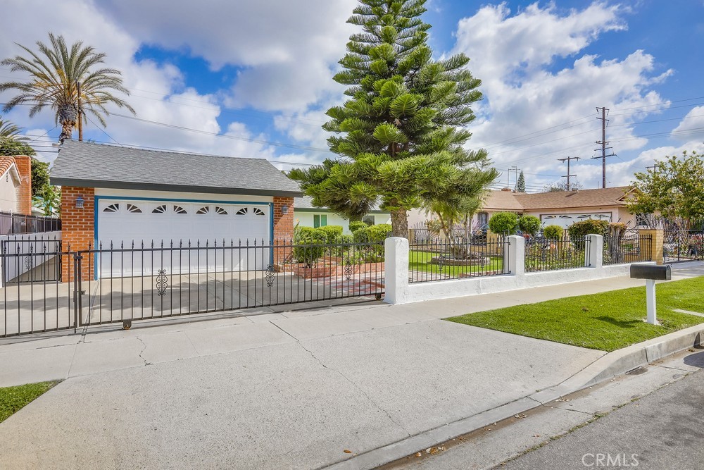 4517 Roosevelt Avenue