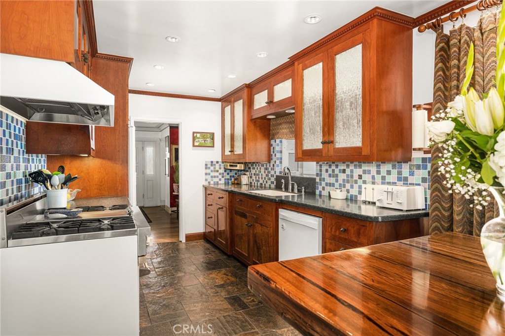 8541 Orangewood Avenue