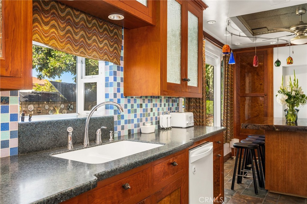 8541 Orangewood Avenue