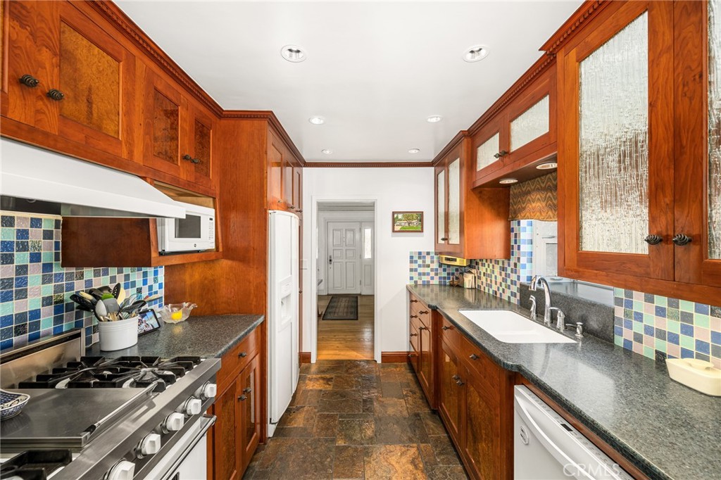 8541 Orangewood Avenue