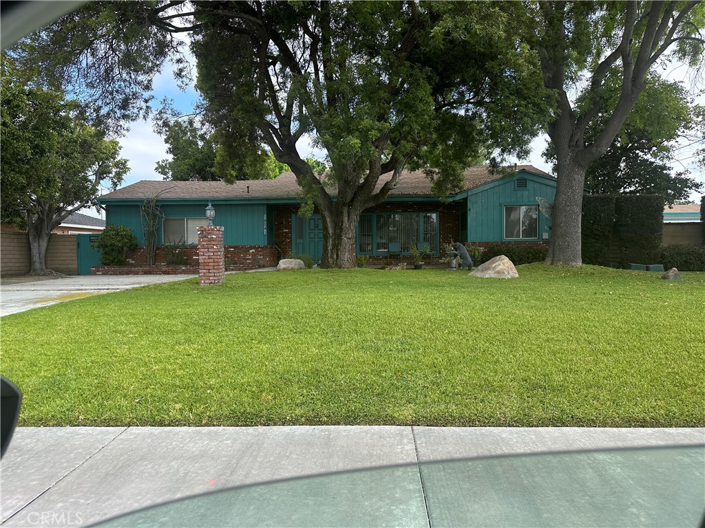 8541 Orangewood Avenue