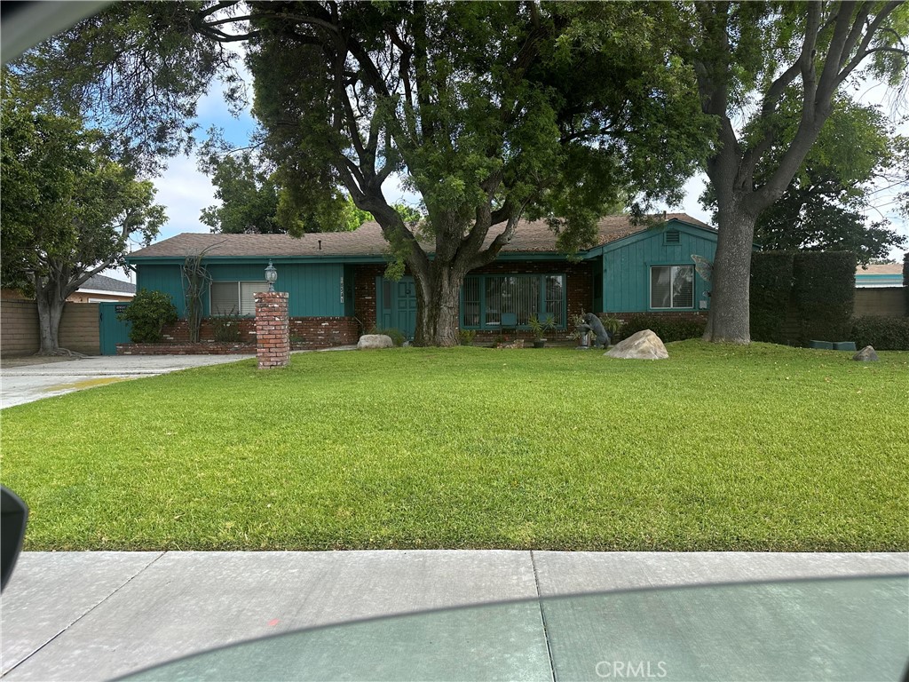 8541 Orangewood Avenue