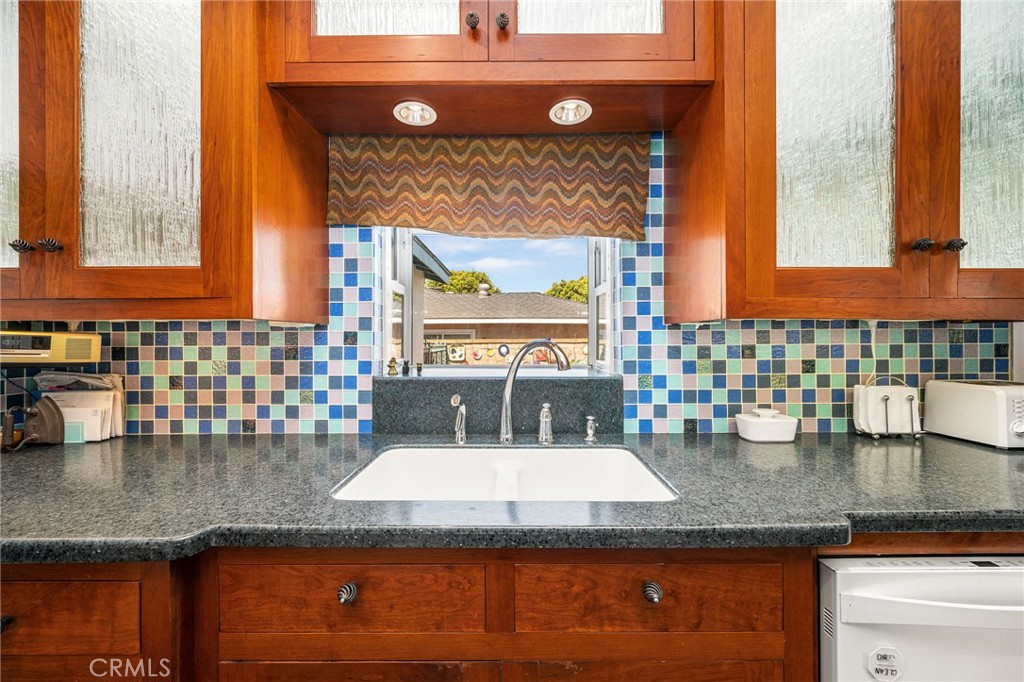 8541 Orangewood Avenue