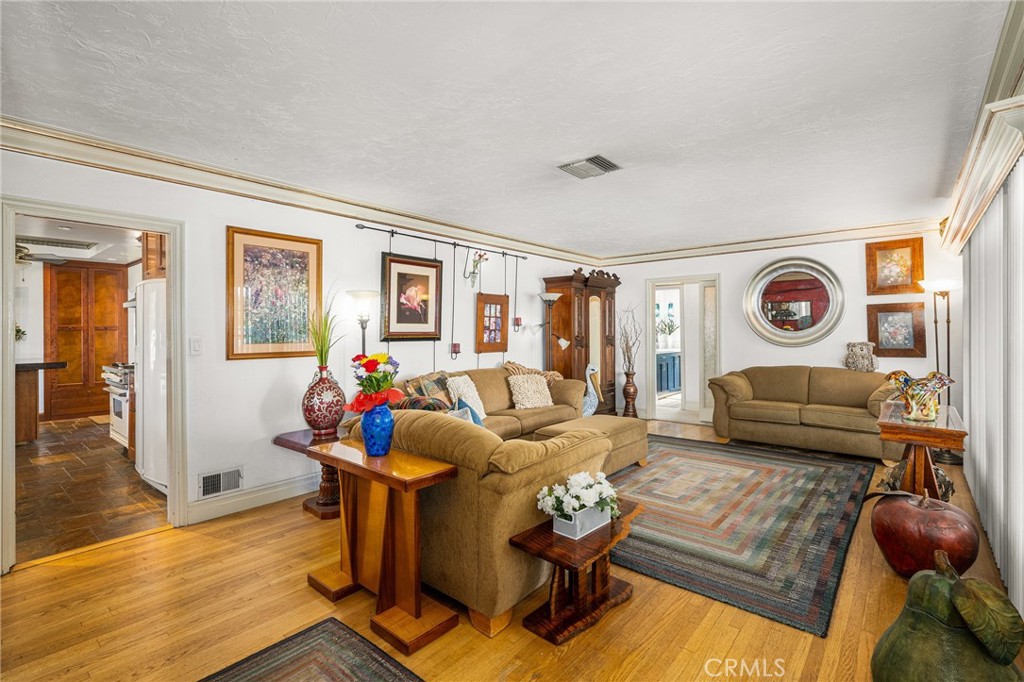 8541 Orangewood Avenue