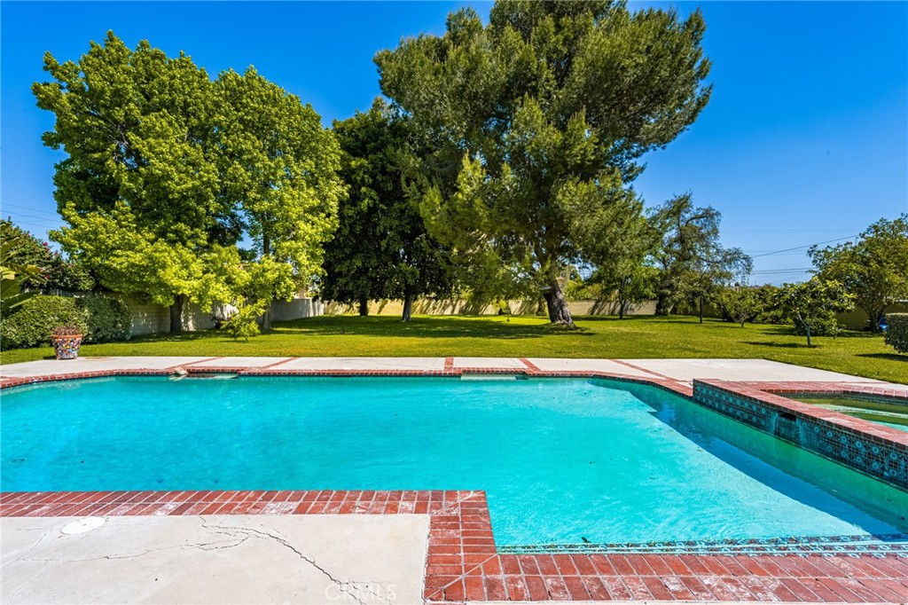 8541 Orangewood Avenue