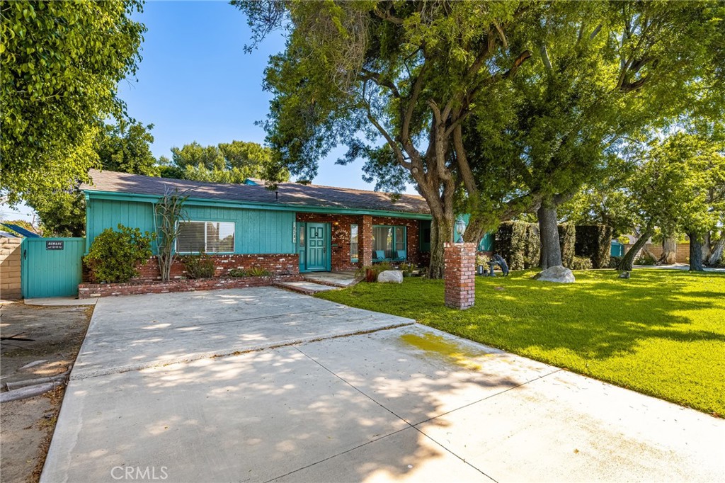 8541 Orangewood Avenue