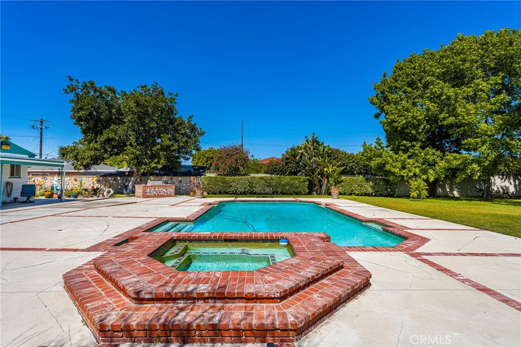 8541 Orangewood Avenue