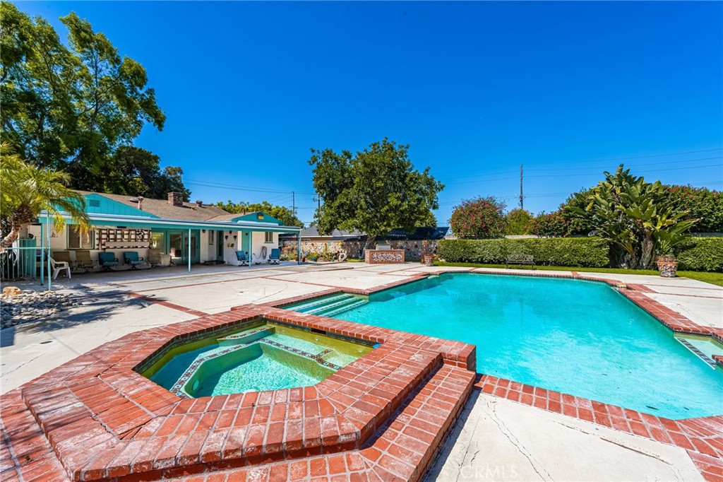 8541 Orangewood Avenue