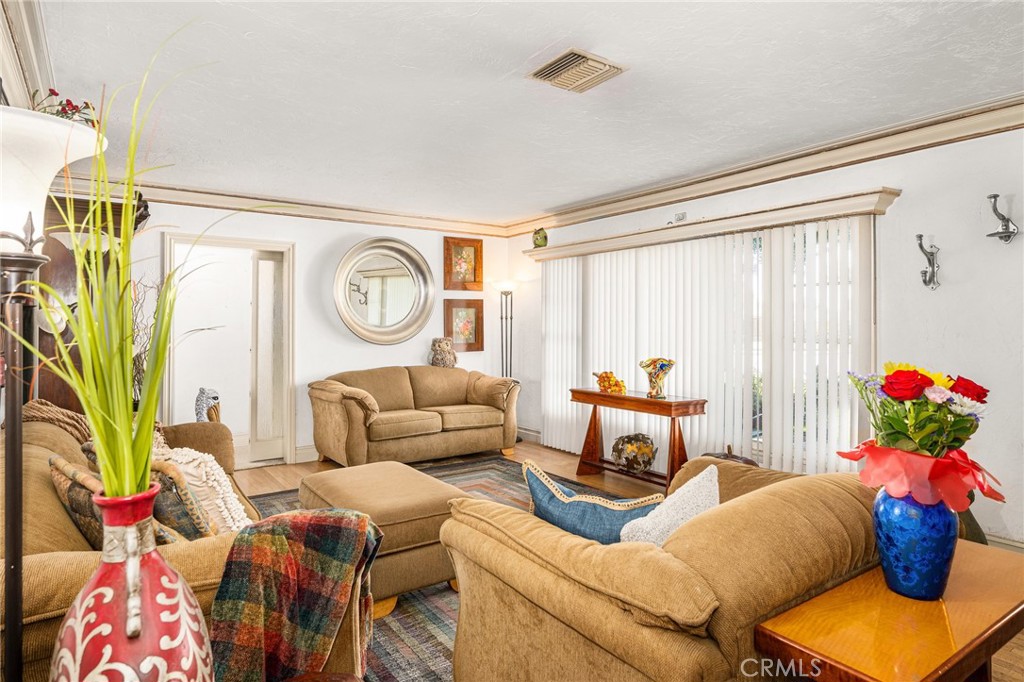 8541 Orangewood Avenue