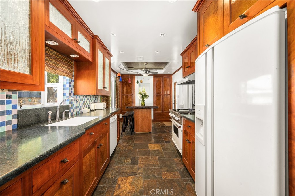 8541 Orangewood Avenue