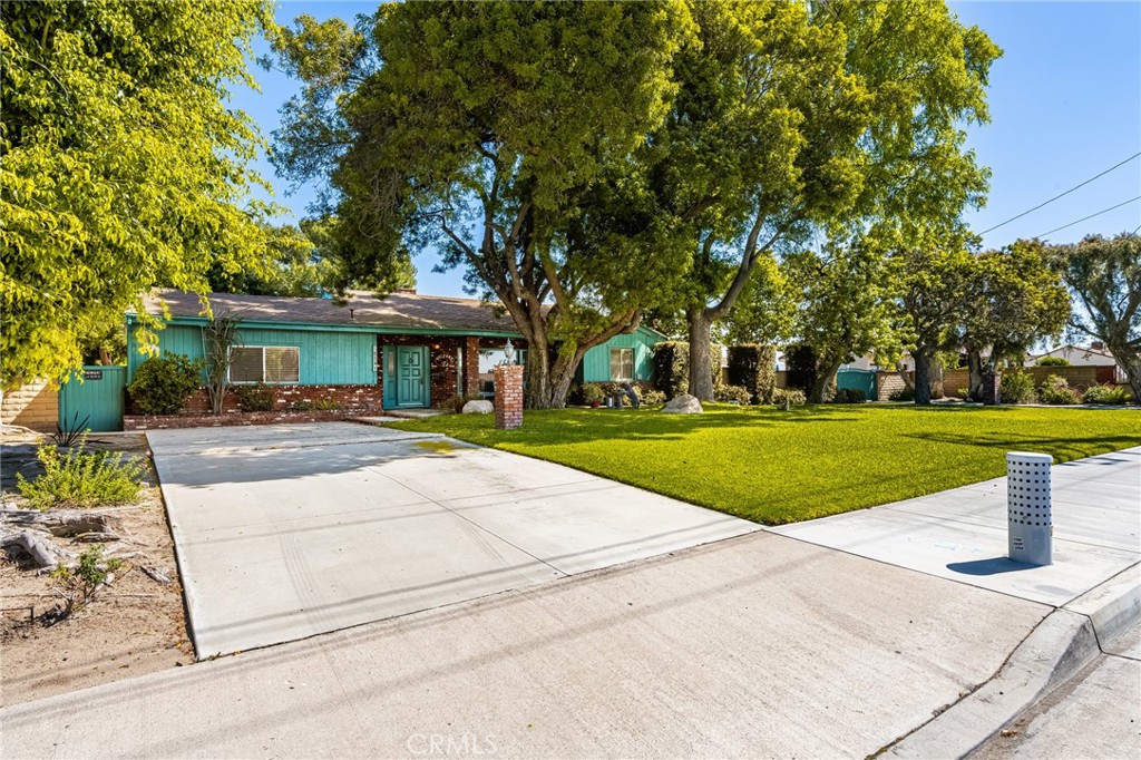 8541 Orangewood Avenue