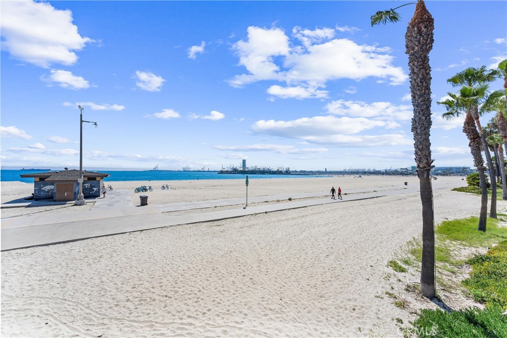 202 Esperanza Avenue 202