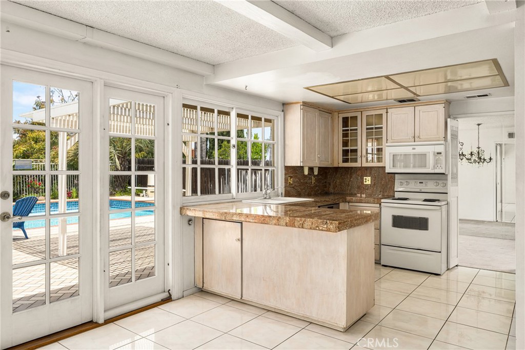 4343 E Elkstone Avenue