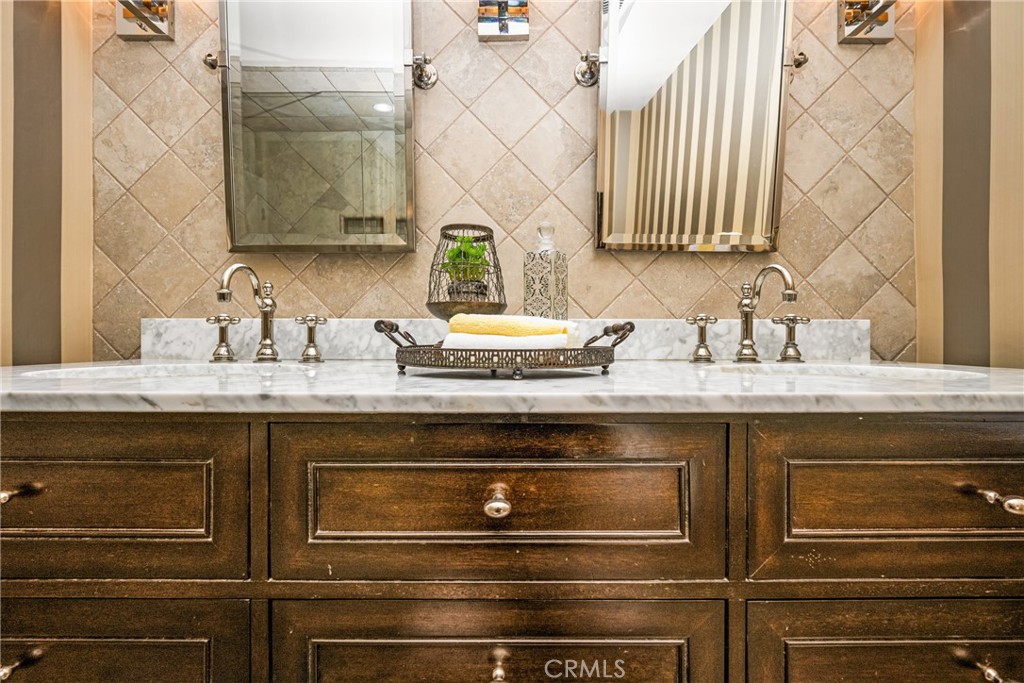 934 S La Salle Circle