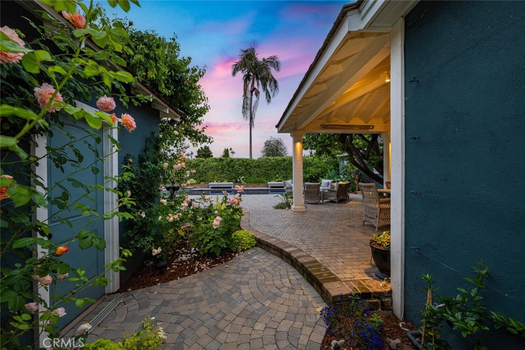 1041 E Tehachapi Drive