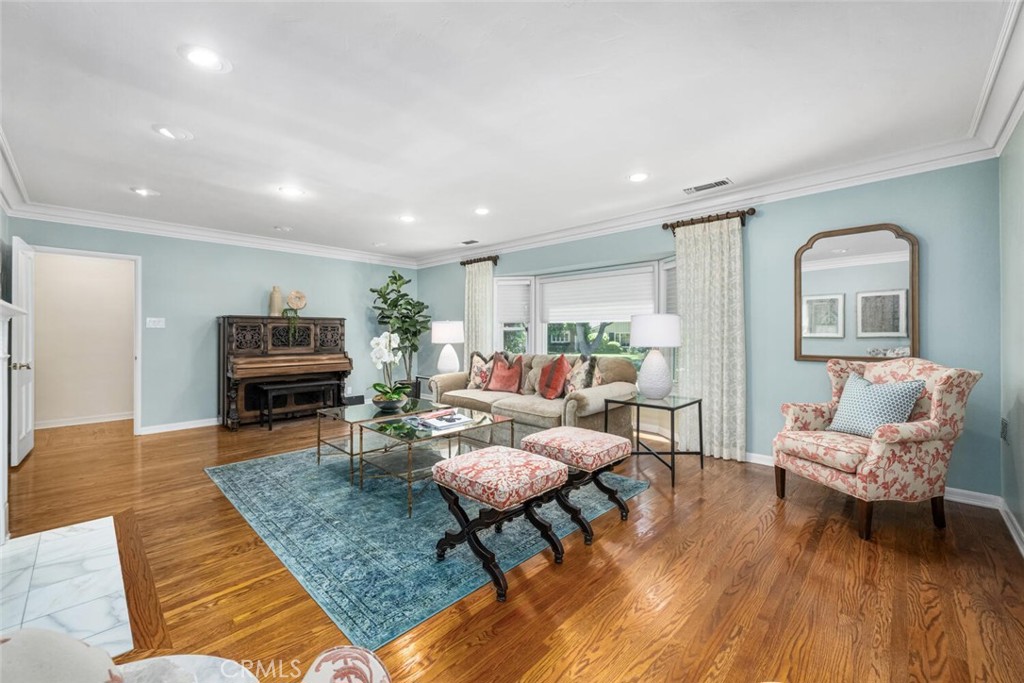 1041 E Tehachapi Drive