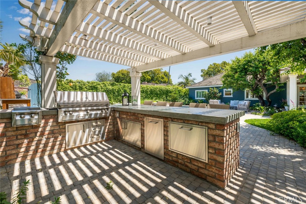 1041 E Tehachapi Drive