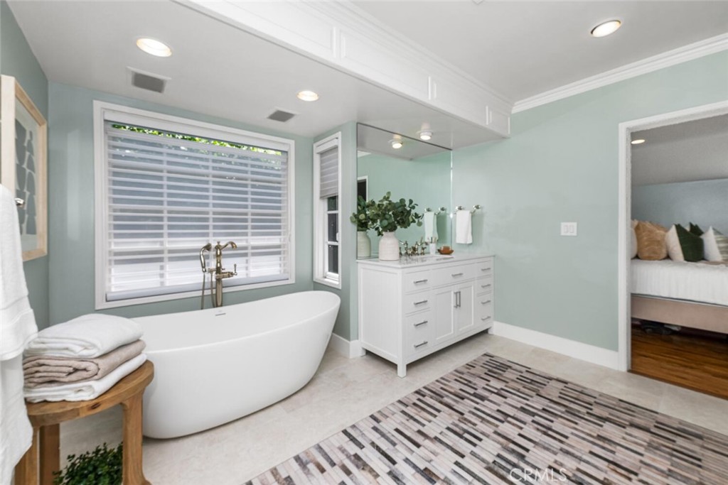 1041 E Tehachapi Drive