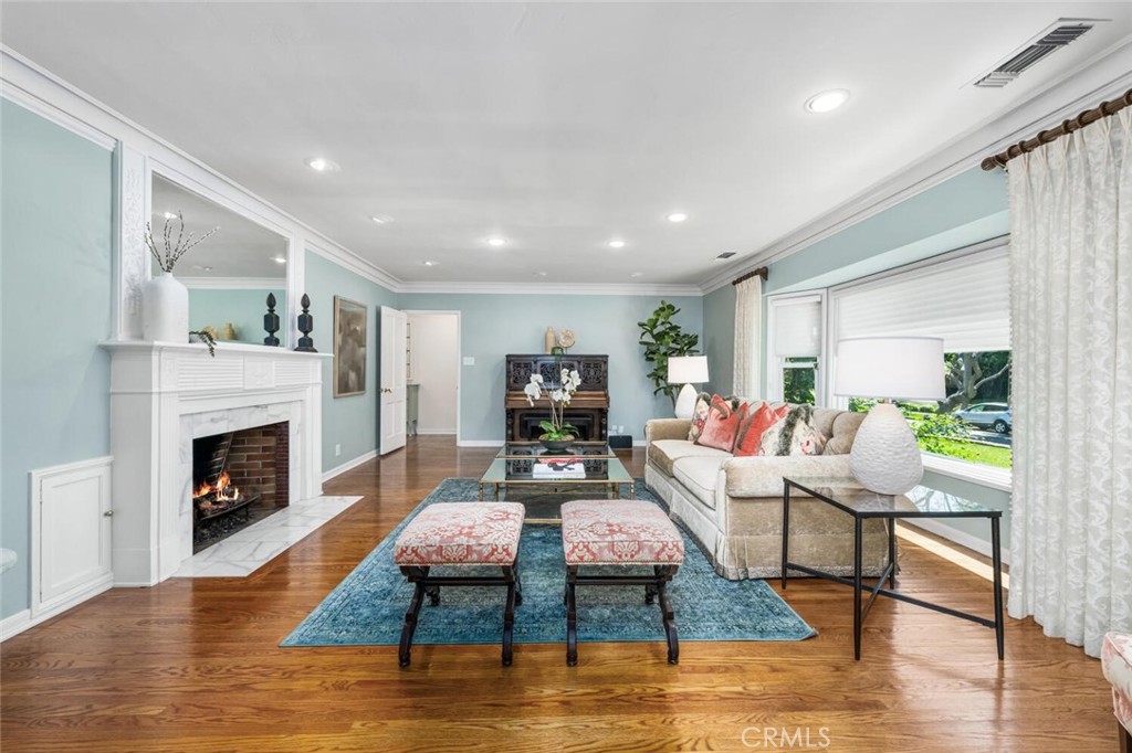 1041 E Tehachapi Drive