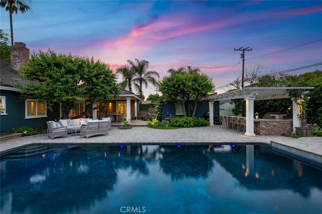 1041 E Tehachapi Drive