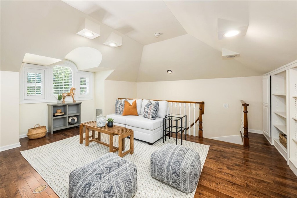 1041 E Tehachapi Drive