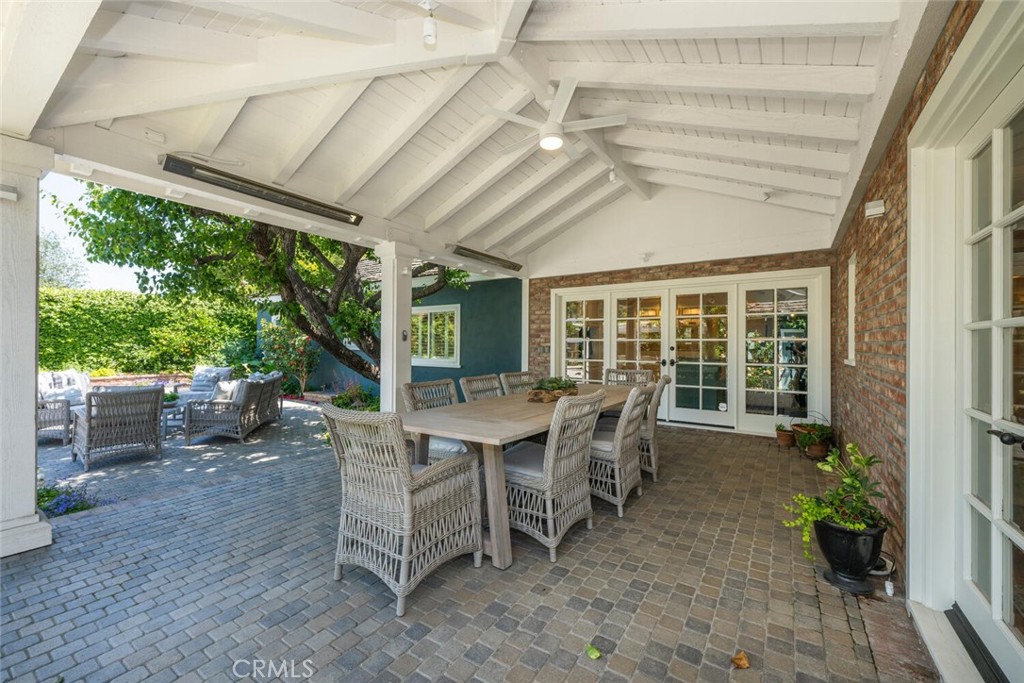 1041 E Tehachapi Drive