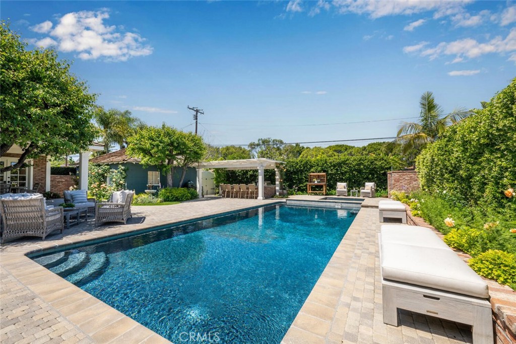 1041 E Tehachapi Drive