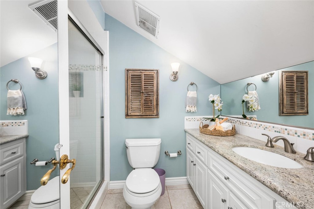 1041 E Tehachapi Drive