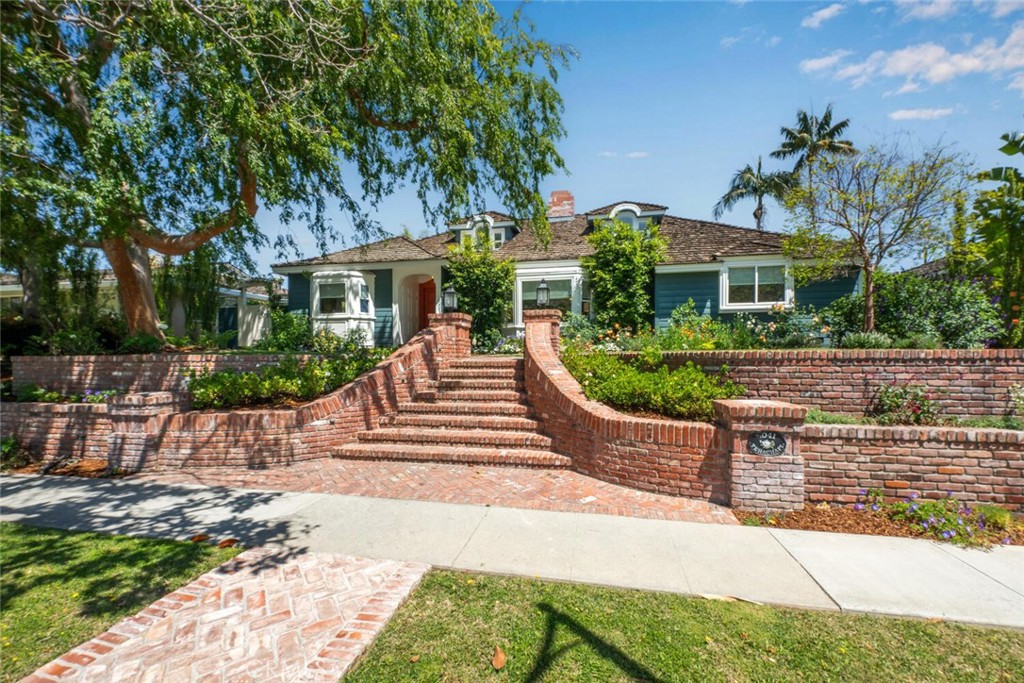 1041 E Tehachapi Drive