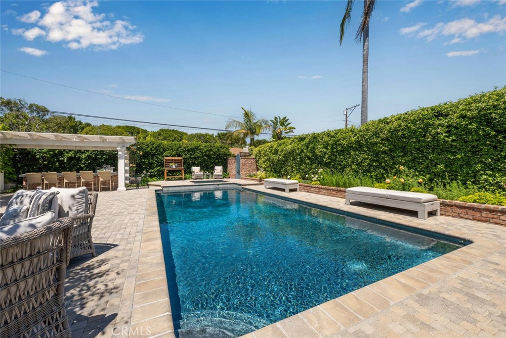 1041 E Tehachapi Drive