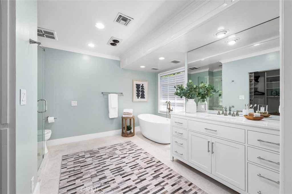 1041 E Tehachapi Drive