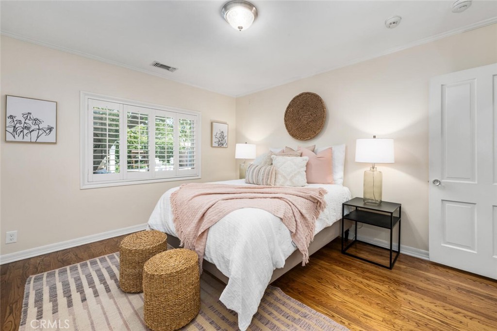 1041 E Tehachapi Drive