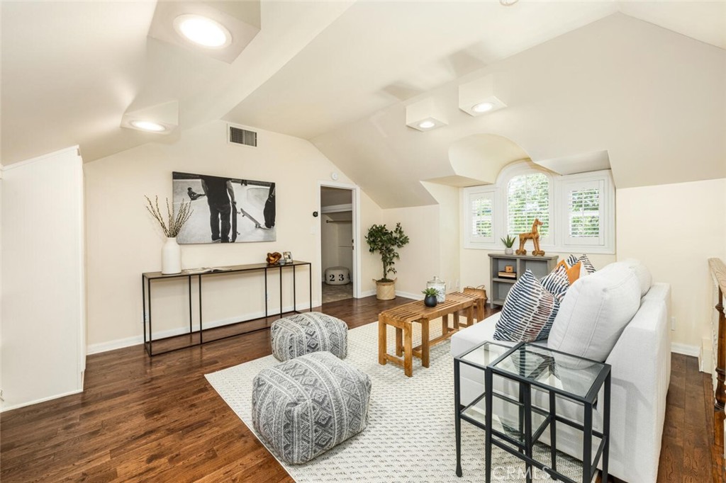 1041 E Tehachapi Drive