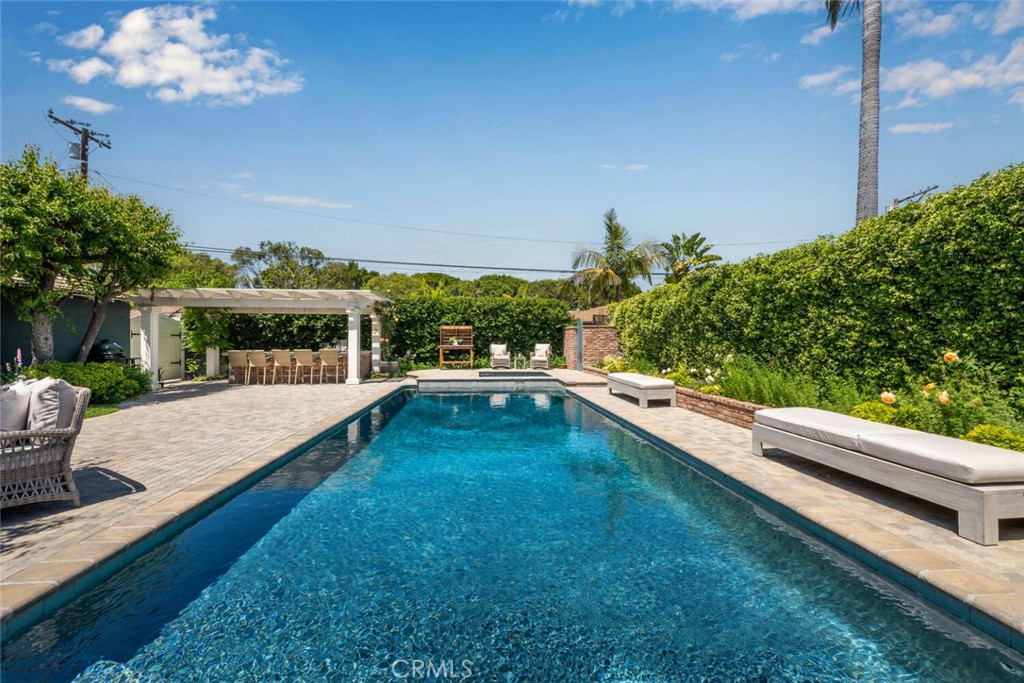 1041 E Tehachapi Drive