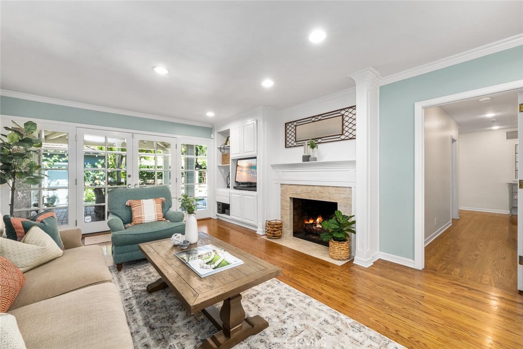 1041 E Tehachapi Drive