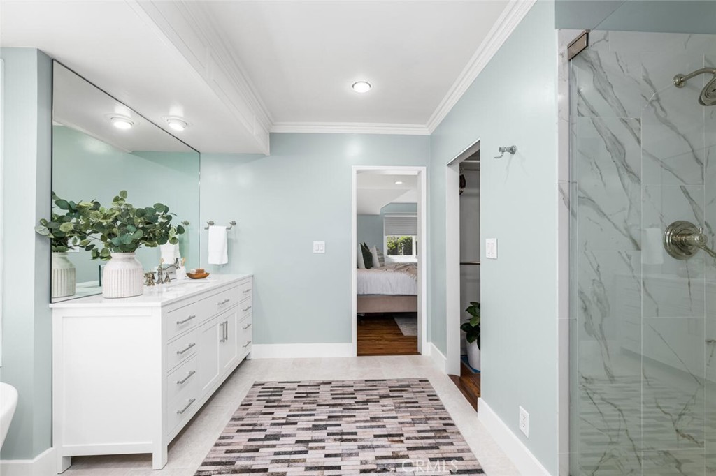 1041 E Tehachapi Drive