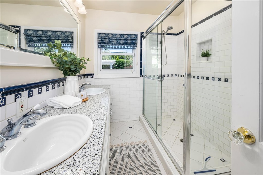 1041 E Tehachapi Drive