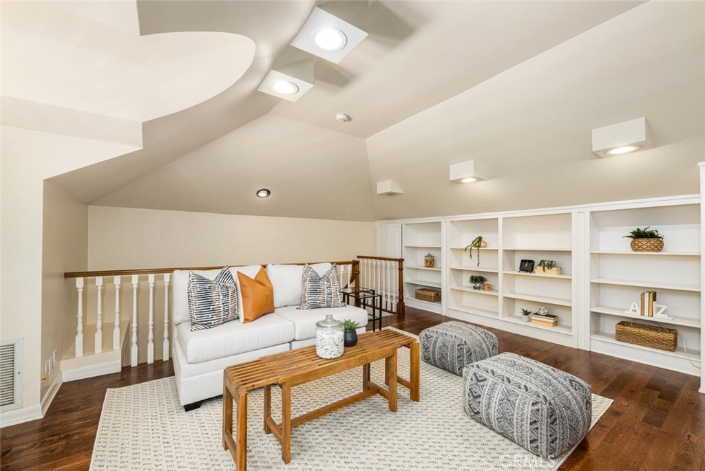 1041 E Tehachapi Drive