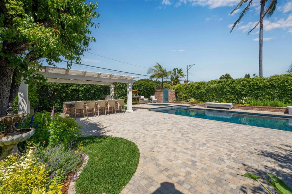 1041 E Tehachapi Drive