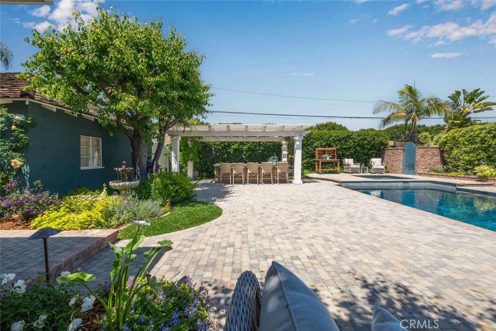 1041 E Tehachapi Drive