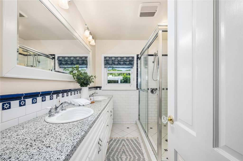 1041 E Tehachapi Drive