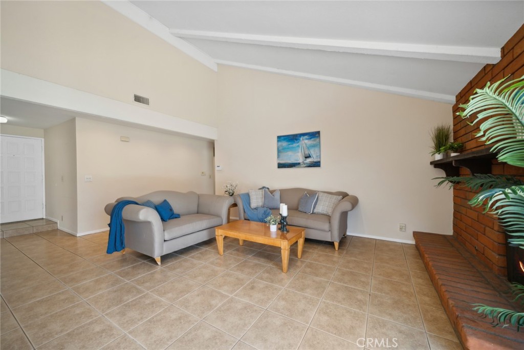 290 N Avenida Segovia