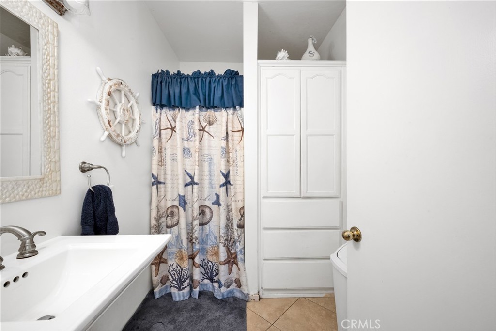 2827 E Spaulding Street