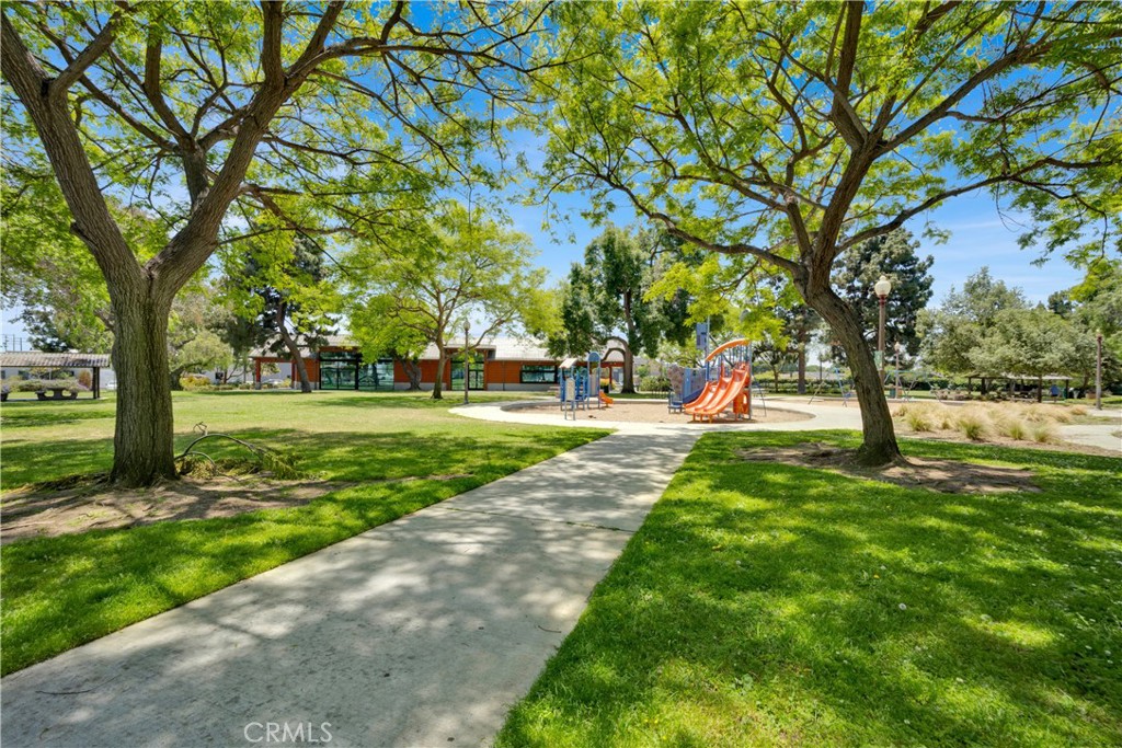 2827 E Spaulding Street