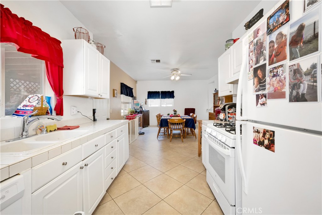 2827 E Spaulding Street