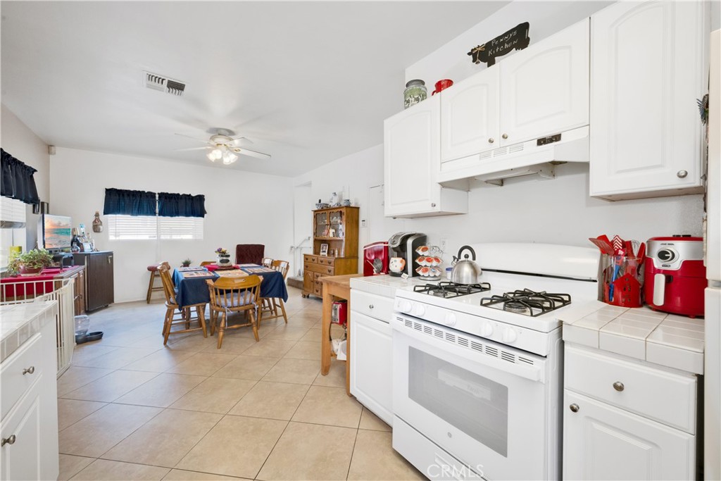 2827 E Spaulding Street