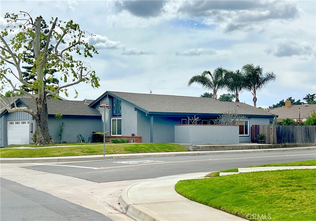 5851 Lynnbrook Plaza