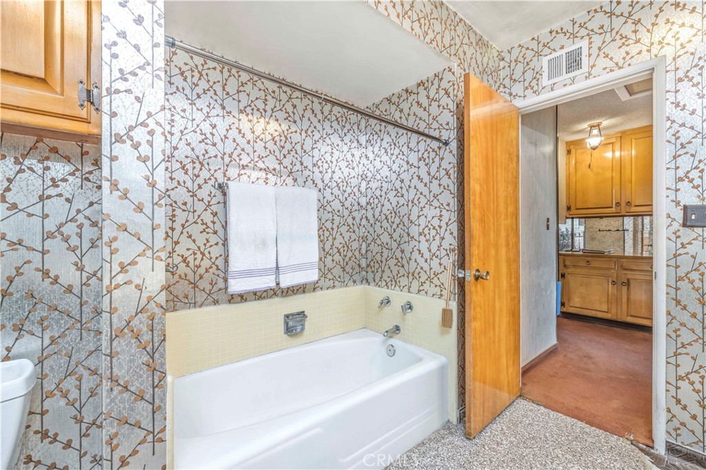 2292 N n. orange grove ave. N