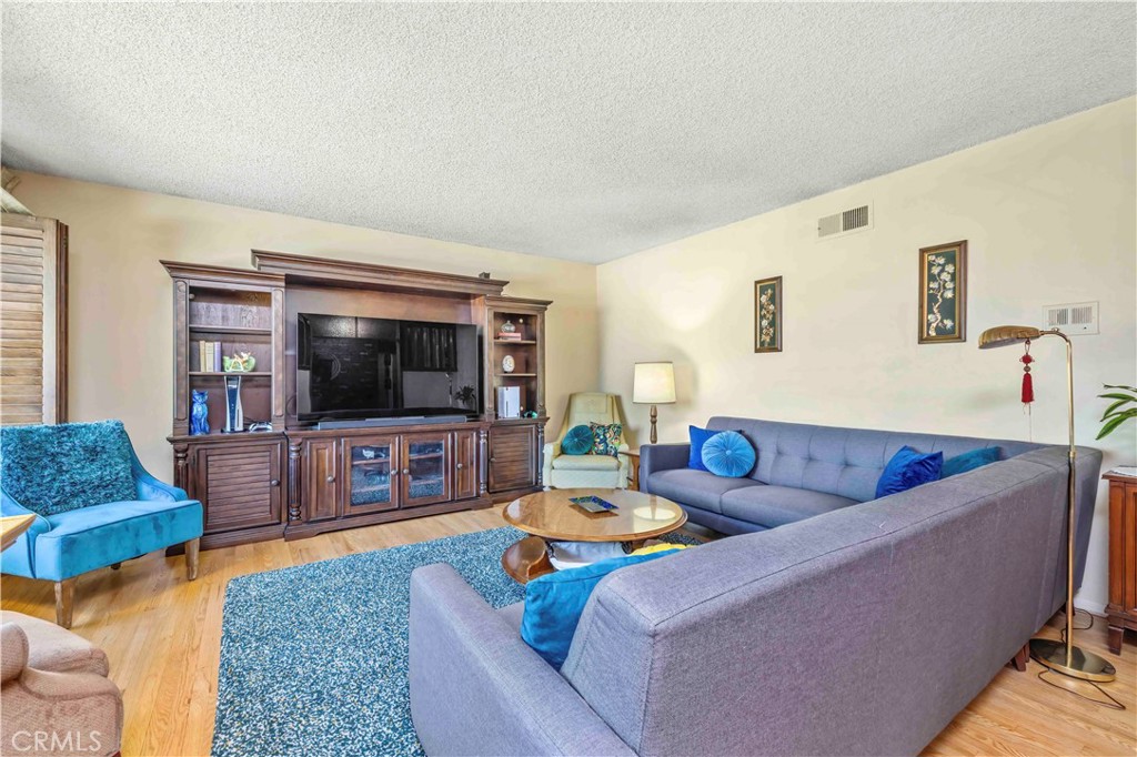 2292 N n. orange grove ave. N